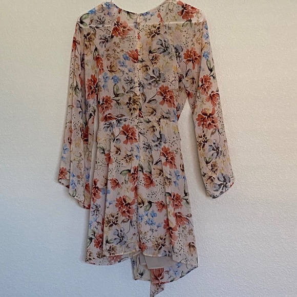 ✨HP✨ Vici Floral Dress - Picture 3 of 5